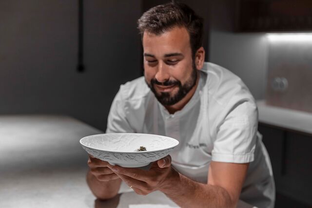 O chef do restaurante Cura, no Ritz, foi o escolhido para desenhar um novo prato para a Chef’s Collection − uma linha especial da marca de Ílhavo, criada por quem, no fundo, mais utiliza e precisa destas peças.