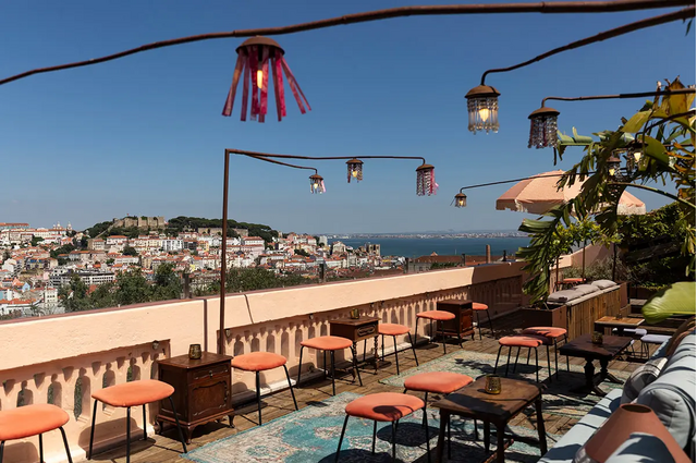 Nos restaurantes do Independente, nomeadamente no Insólito, que vigia a cidade lá bem do alto, passámos a encontrar-nos com o mundo inteiro.