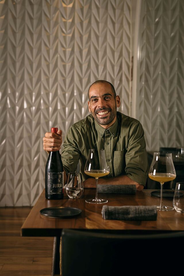 João Marujo acredita que "um bom serviço de sala é independente do restaurante" e que o bom trato, a hospitalidade, a atenção ao cliente e ao detalhe, tanto serve "para restaurantes de estrela Michelin como o que consideramos a nossa cantina diária
