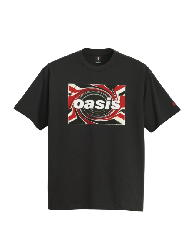 Para além da estética cuidadosamente trabalhada, cada t-shirt desta coleção é um tributo à autenticidade dos anos 90, com etiquetas interiores no pescoço inspiradas nas etiquetas de tecido daquela década.
