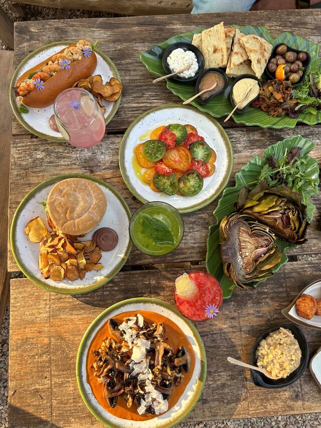 "O que quer que se queira fazer ou consumir aqui, há sempre uma opção gastronómica condizente com os diferentes horários do dia, desde que abrimos, ao meio-dia, até encerrarmos à uma da manhã."