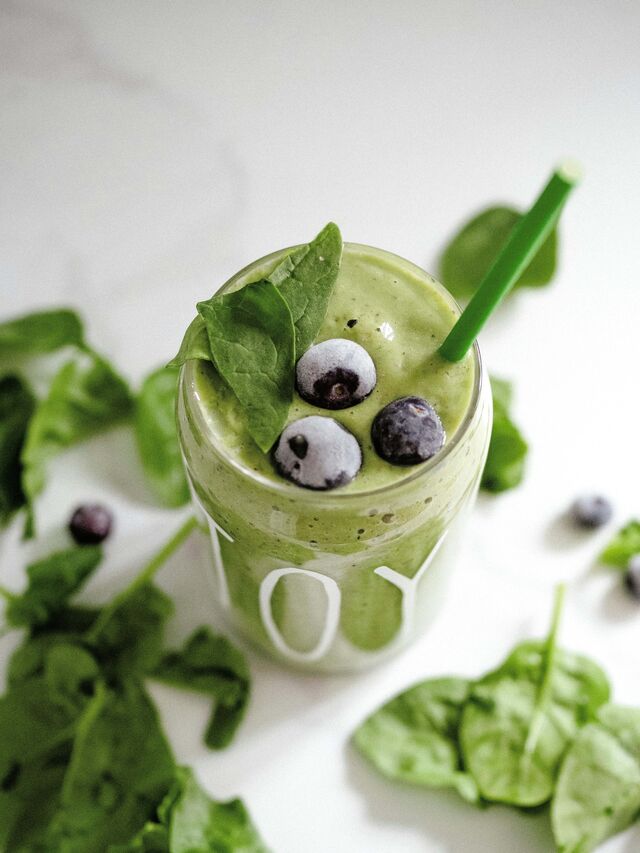 Um smoothie com bagas e espinafres é ideal antes de um treino de resistência