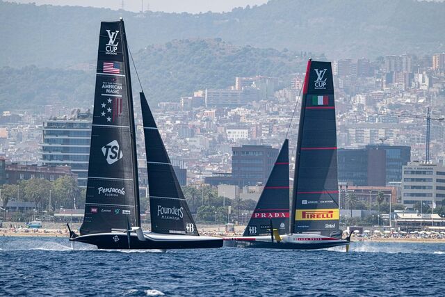 Os italianos da Luna Rossa Prada Pirelli (direita) e os americanos do NYYC American Magic (New York Yacht Club) (esquerda) são os favoritos.