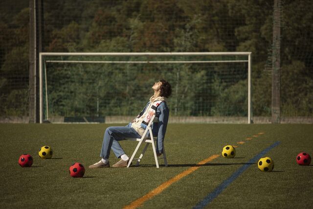 A coleção surge como um diálogo dinâmico entre o campo de futebol e a montanha, propondo uma narrativa onde cada peça representa uma etapa de uma jornada, desde o aquecimento no relvado até à conquista do cume.