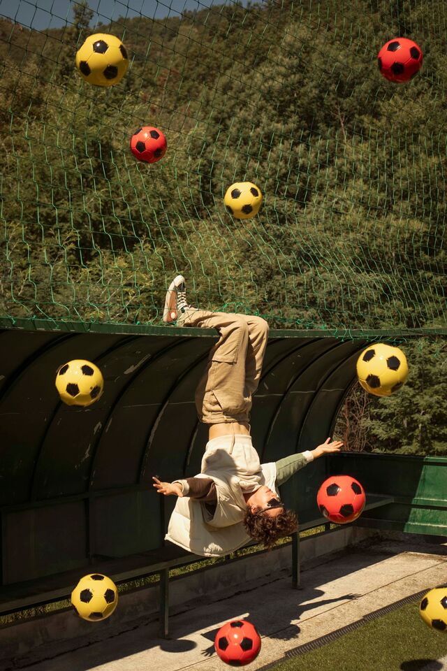 Esta coleção é uma homenagem contemporânea às memórias do futebol dos anos 80, resgatando a essência de uma era em que a marca calçava orgulhosamente as equipas de futebol locais.