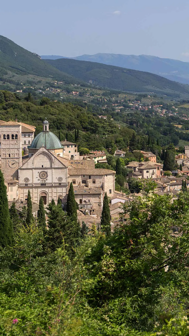 No coração da Umbria, uma das regiões mais autênticas da Itália, um imponente castelo gótico do século XIX foi transformado num luxuoso resort, renascendo como o Borgo dei Conti.