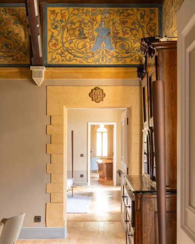 Este novo castelo, inspirado no estilo gótico, manteve alguns elementos da estrutura original, como os grandes lareiras, tetos pintados e relevos heráldicos.