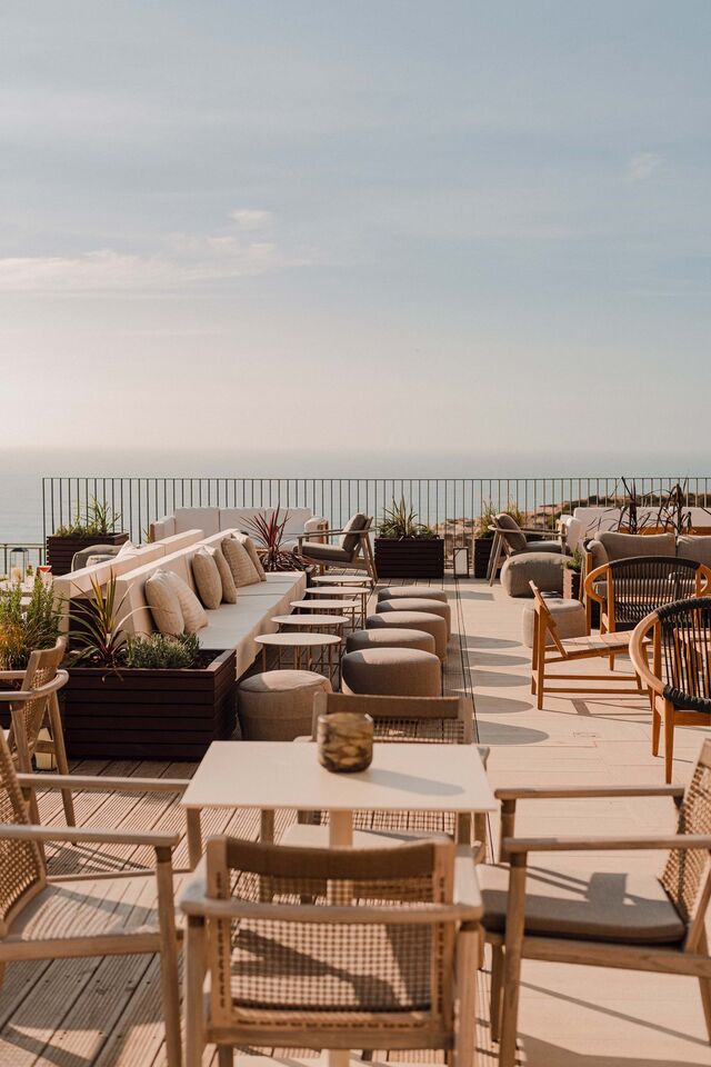 O hotel destaca-se pela sua localização privilegiada, que permite aos hóspedes uma vista panorâmica sobre o oceano.
