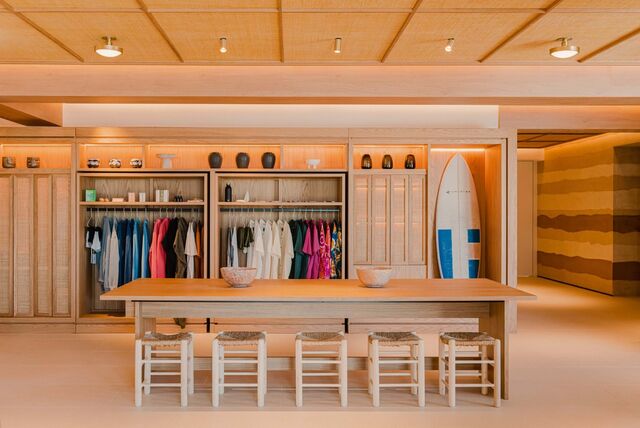 O hotel fornece ainda aulas de surf e serviços de concierge para ajudar a explorar as melhores ondas da região.