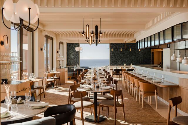 O espaço conta ainda com o restaurante Onda que, sob a direção do chef Nuno Matos, apresenta uma experiência gastronómica refinada, mas descontraída.