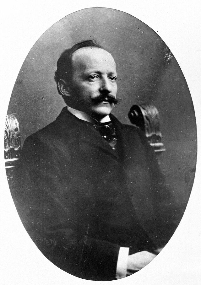 Apenas três foram concebidos pelo homem que, à semelhança de Louis Cartier, ficou conhecido como "hoteleiro dos reis e rei dos hoteleiros": o Ritz de Paris, na Praça Vêndome, o de Londres e o de Madrid.
