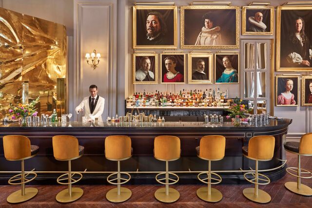 Sem querer ficar para trás, os dois bares assumem igual protagonismo: o Champanhe Bar na zona mais mais recatada do Palm Court, e o Pictorial, com a sua galeria de retratos renascentistas, mas com diferentes personalidades atuais da cultura espanhola
