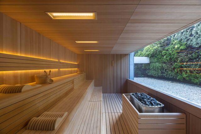 Além das salas de massagens e tratamentos, todos os spas têm um circuito termal de jactos para as costas em piscinas interiores aquecidas, a que chamam de Oasis, jacuzzi e duches sensoriais, e uma fonte de gelo mesmo ao lado das cabines da sauna e do banho turco, que deviam ser obrigatórios.