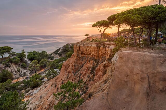O Serenity nasceu em 2015 quando a United Investments Portugal (UIP) iniciou o trabalho hercúleo de expandir e renovar o grande clássico de luxo que é o resort Pine Cliffs, tornando inevitável construir um spa à altura dos seus clientes exigentes e experimentados nos melhores spas do mundo.