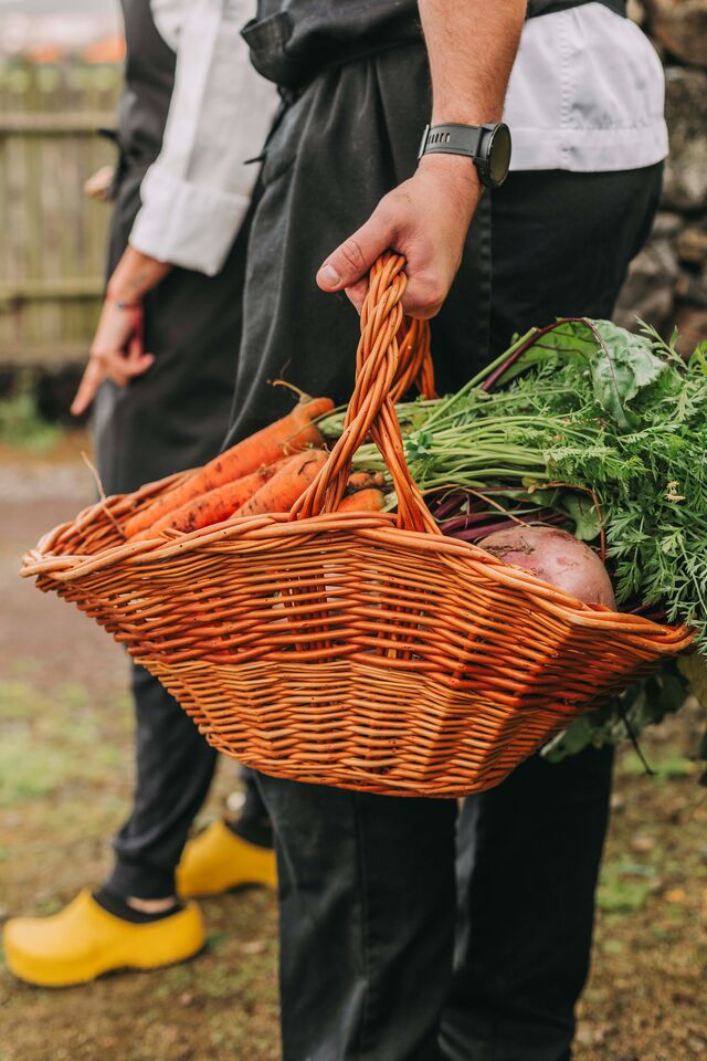 A seleção de carnes do Pico da Cruz são acompanhadas por legumes e vegetais orgânicos, naturais da horta biológica do hotel.