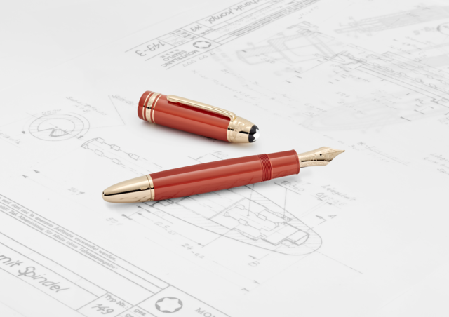 O icónico modelo Meisterstück, de design preto em forma de charuto surge agora em resina cor de coral, com acessórios revestidos a ouro, lembrando os primeiros instrumentos de escrita Mont Blanc.