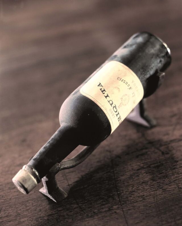 José Maria da Fonseca fundou em 1834 a empresa com o seu nome onde desenvolveu a primeira marca para o primeiro vinho engarrafado em Portugal.