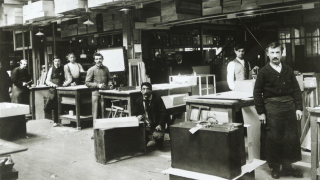 Em 1859, abriu o atelier de Asnières, a nordeste de Paris e ativo até hoje, apenas para encomendas especiais.