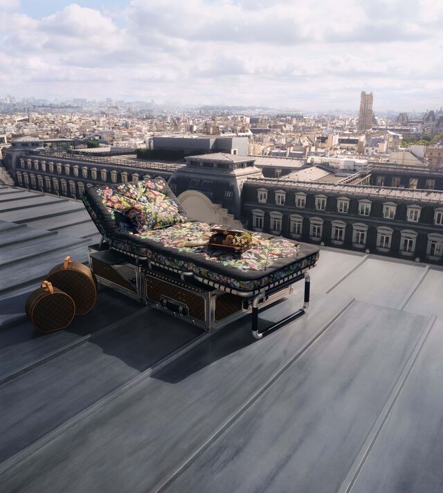 Nicholas Ghesquière projetou um baú exterior de cantos de metal que contrastam com uma cama de padrão floral.