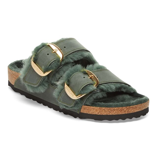 Sandálias Arizona Big Buckle Shearling, €180, Birkenstock.