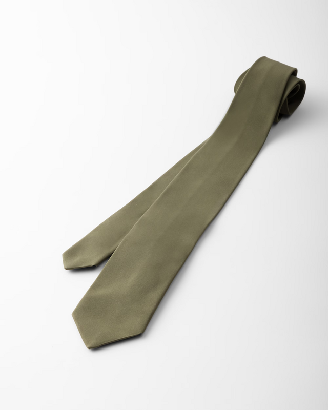 Gravata, €230, Prada.