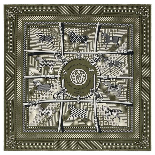 Lenço Couvertures et Tenues de Jour Bandana, €405, Hermès.