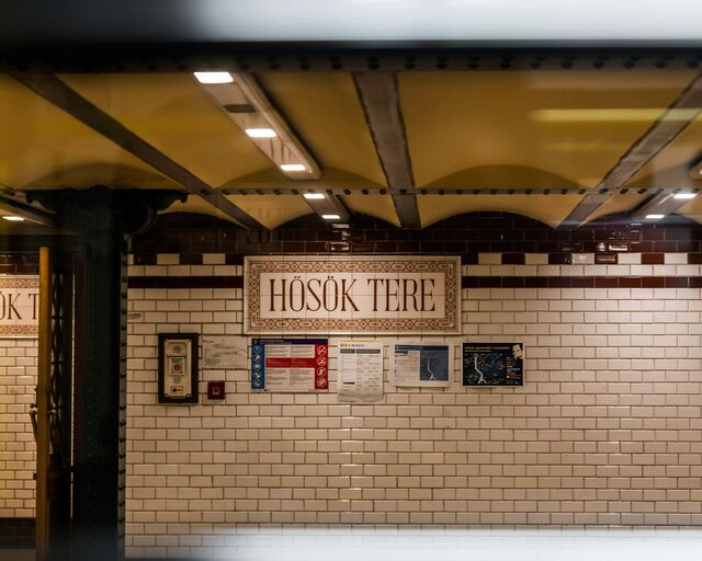 A pior pontuação do metro de Budapeste deve-se à desproporcionalidade de quantidade de estações em relação à afluência e às críticas deixadas online em artigos e notícias.