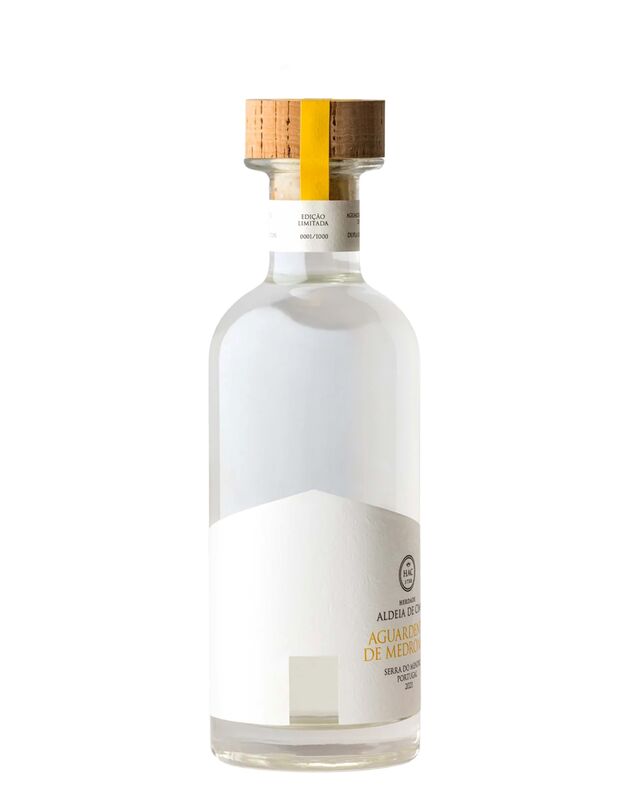 Herdade Aldeia de Cima Mel e Medronho. Uma última nota para os rótulos, simples e elegantes, que remetem para as velhas casas alentejanas.