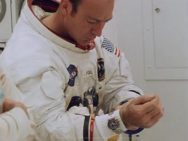 Há imagens que mostram Edgar Mitchell a usar o relógio antes de sair para a superfície lunar