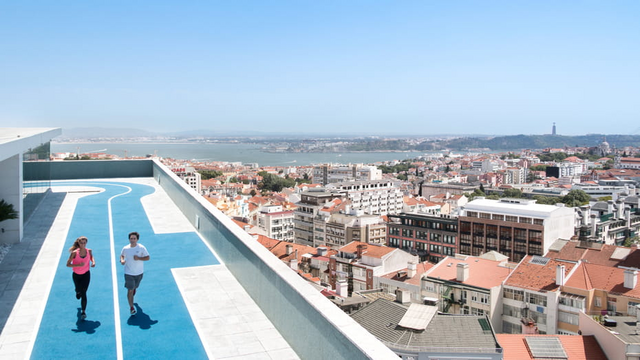 Os hóspedes gabam a arte portuguesa em exibição, de tapeçarias a quadros e esculturas, a par da vista da cidade da janela dos quartos ou do rooftop com uma pista de corrida.