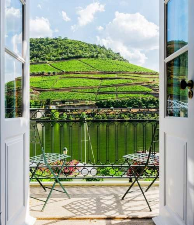 A decoração tradicional, a gastronomia portuguesa e os vinhos do Douro transformam a atmosfera do hotel numa viagem ao passado luxuosa.