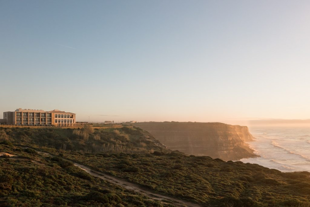 Dedicado ao surf (daí a sua localização) e rodeado de natureza, numa falésia virada para o mar, o contacto com o oceano e o bem-estar físico e mental dos hóspedes é a principal preocupação dos proprietários.