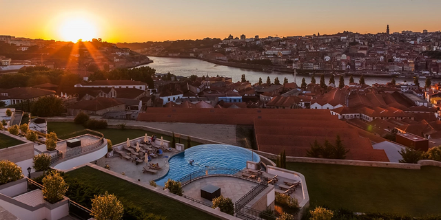 Com vista para a colina de casas portuenses e o rio Douro, este hotel vínico ergue-se no meio das famosas adegas de vinho do porto de Vila Nova de Gaia.