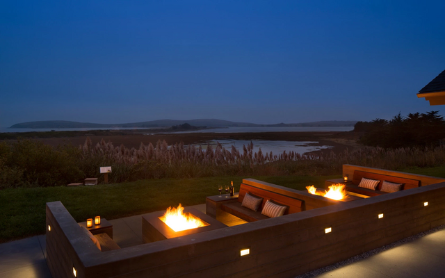 Ao anoitecer, as fogueiras espalhadas pelo exterior do hotel, com zonas de sofás e vista para o oceano, podem ser o relaxar perfeito antes de ir descansar.