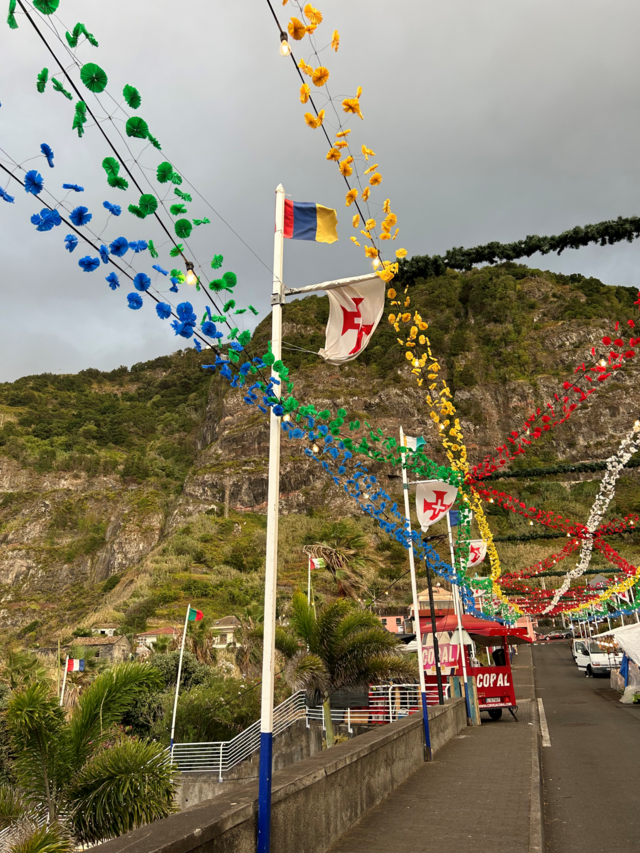 Ao fim da tarde, chegamos finalmente às festas de Ponta Delgada, nos arredores de São Vicente.