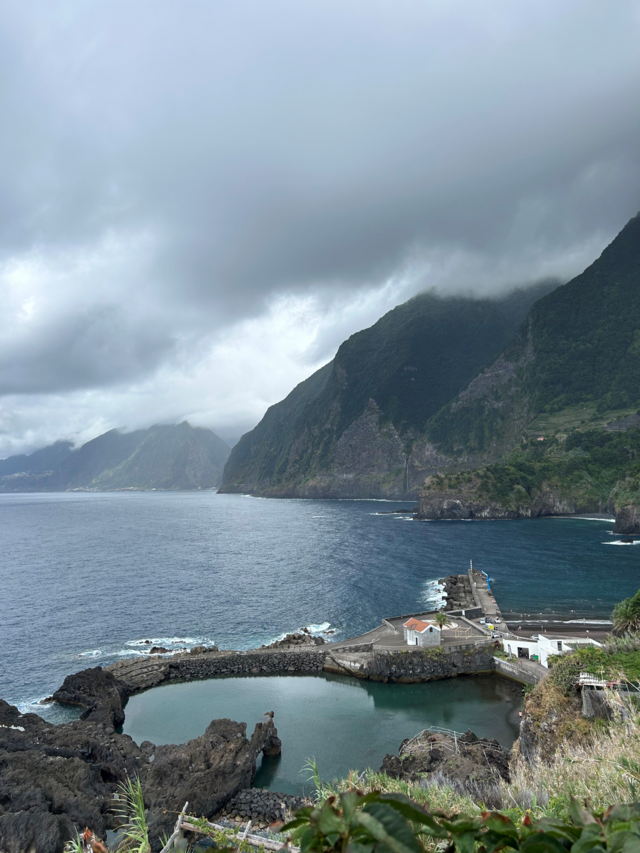 Entramos num caleidoscópio psicadélico onde se misturam paisagens de mar, encostas íngremes e verdejantes, túneis, túneis, túneis, asfalto, campos de cultivo, encostas íngremes e verdejantes, uma aberta para o mar, uma aberta para o céu, outro túnel, encosta verdejante, mar, escuro, túnel.