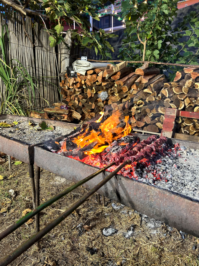Espetada em pau de loureiro, com a carne enfiada no espeto ali mesmo, na hora, diante dos nossos olhos.