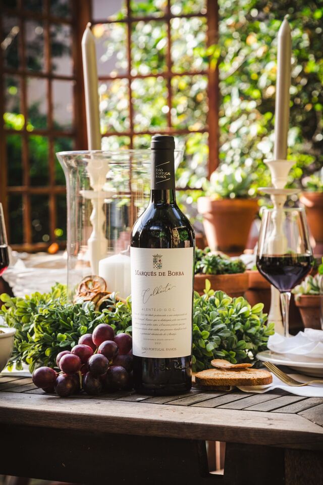O tinto é feito com as uvas desengaçadas, esmagadas e arrefecidas.