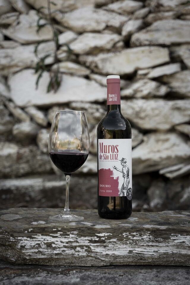 O Enólogo Ricardo Macedo conta que este vinho tem a sua origem na Quinta de São Luiz, no concelho de Tabuaço, no Douro, onde todos os anos os muros que sustentam as vinhas são pintados de branco.