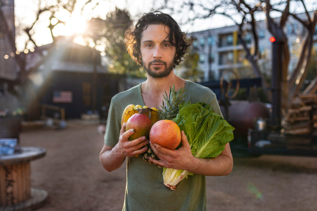 “A minha missão é ajudar as pessoas a apaixonarem-se pelos seus ingredientes locais e ensiná-las como preparar comida cheia de sabor, em casa, usando ingredientes acessíveis e facilmente encontrados em qualquer despensa”