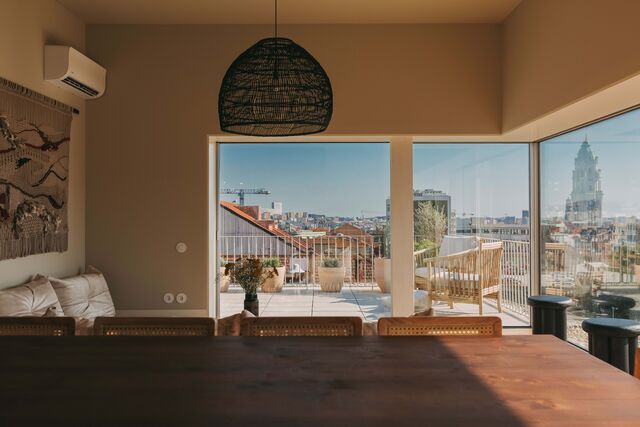 A penthouse de 120 metros quadrados, com vista para a cidade, foi desenhada com um layout flexível para acolher todo o tipo de eventos.