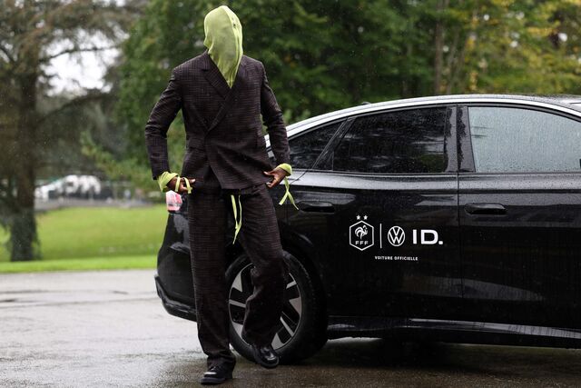 Ibrahima Konate chegou com uma camisola verde que tapava o rosto.
