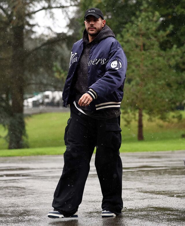 Théo Hernandez de Louis Vuitton dos pés ao pescoço.