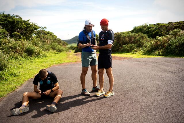 A caminhar, mas também a correr, tal como nos propusemos fazer, durante alguns dias pelas chamadas ilhas do Triângulo, compostas por São Jorge, Faial e Pico.