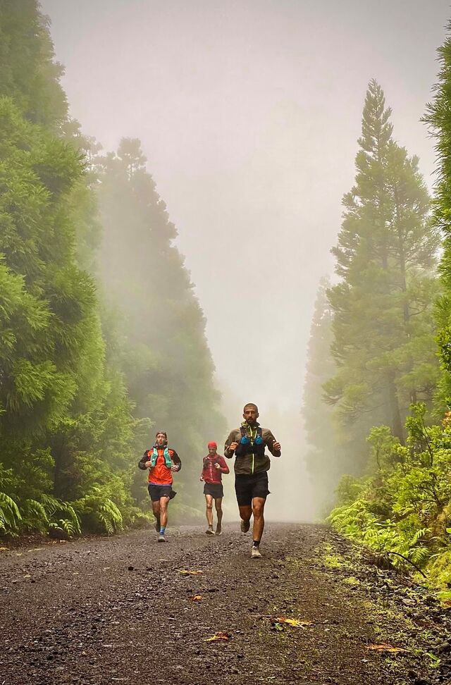 Devido a um a tempestade com nome de gente, o interior da caldeira estava invisível neste dia e a ventania, acompanhada de chuva, que se fazia sentir ao longo do estreito trilho que a circunda, não nos permitiu apreciar a paisagem.