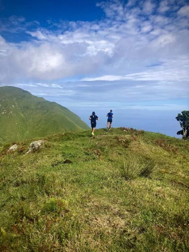 O Azores Triangle Adventure atrai até estas ilhas cerca de uma centena de atletas de trail running, uma modalidade de corrida na natureza, para percorrerem, em apenas três dias, 87 quilómetros pelos trilhos de Pico, São Jorge e Faial.