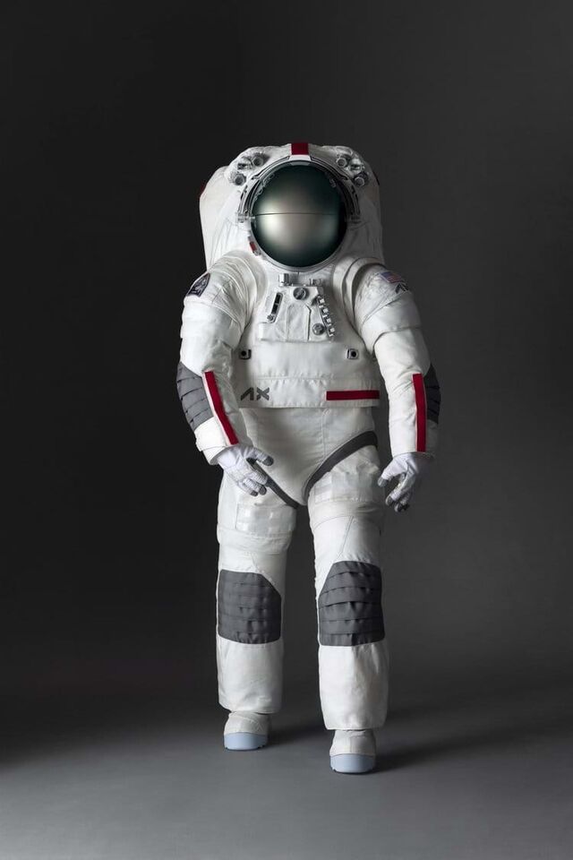 A Axiom Space e a Prada uniram forças para criar um fato espacial que atende às exigências técnicas da exploração lunar e também incorpora o estilo e a qualidade de materiais que caracterizam a casa de moda italiana.