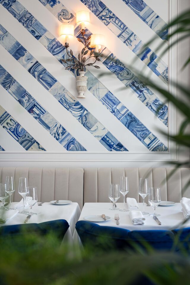 Os tons azulados, combinados com o branco e o verde das plantas, remetem-nos para o mar, que se encontra nas proximidades e pode ser apreciado a partir do terraço do restaurante.