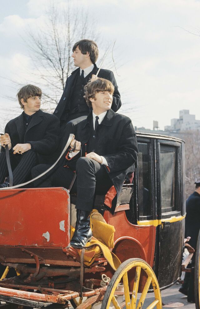 Os Beatles a passearem de carruagem na Quinta Avenida