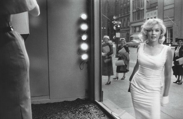 Marilyn Monroe a escandalizar umas senhoras de meia idade
